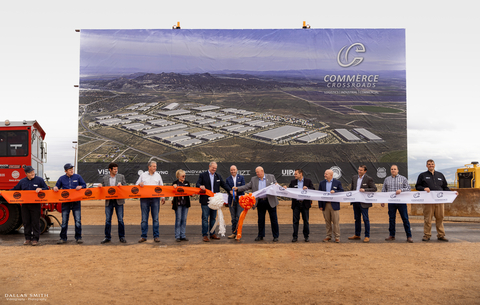 El gobernador de Utah, Spencer Cox, y líderes empresariales y gubernamentales conmemoran la colocación de la primera piedra de Commerce Crossroads™ y la gran inauguración de RailSync™ en Cedar City, Utah.